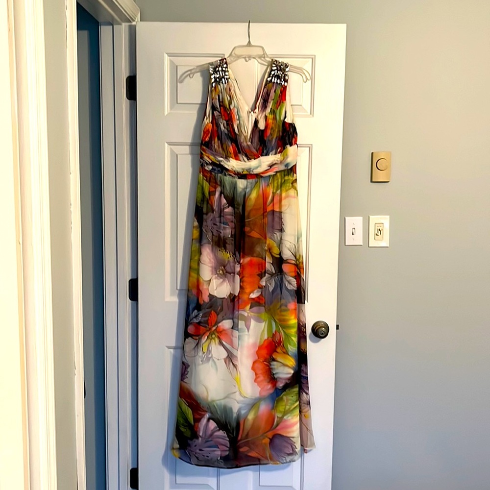 Beautiful floor length dress. Size 8 Worn once at my daughters wedding in Aruba